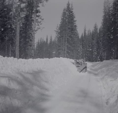 Clearing the Pass, probably the 1950s, photograph 4 of 13