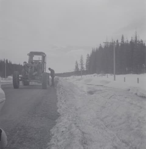 Clearing the Pass, probably the 1950s, photograph 5 of 13