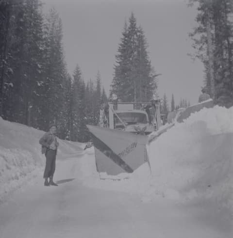 Clearing the Pass, probably the 1950s, photograph 11 of 13